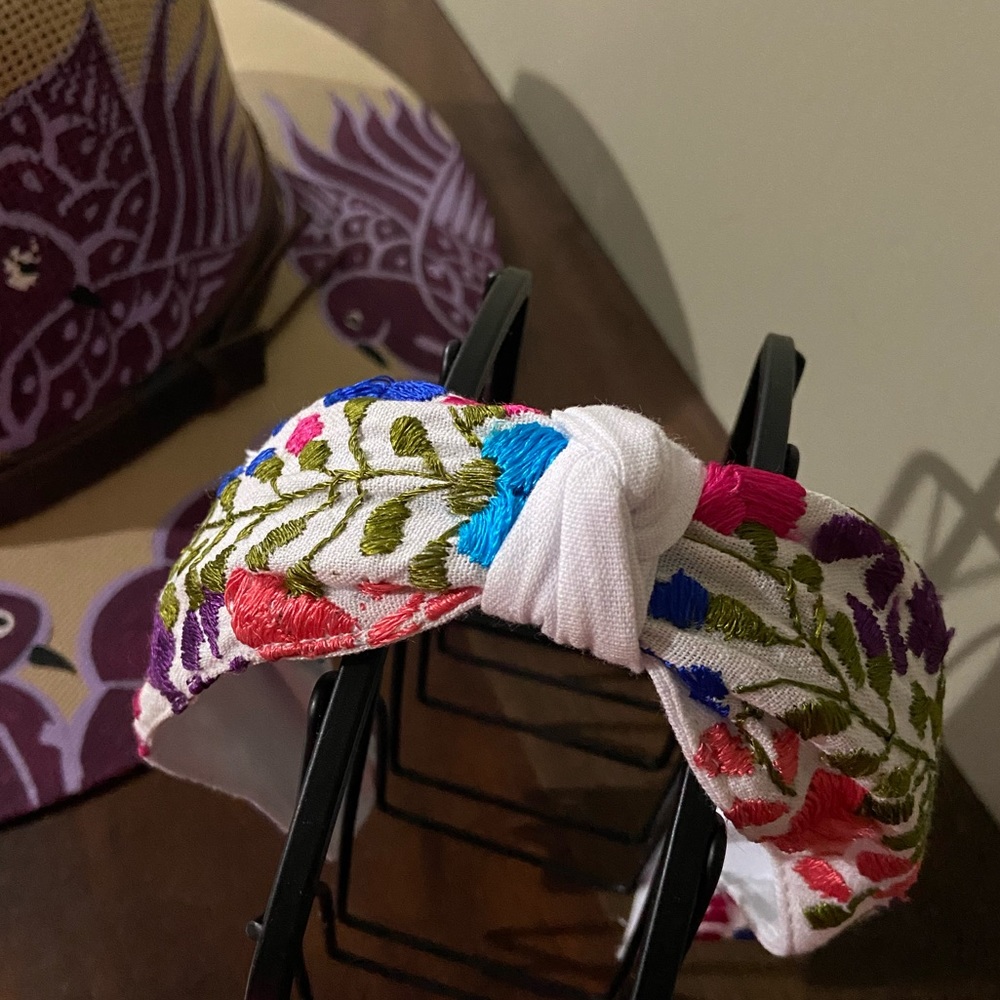 Handmade embroidered floral headband 🤍